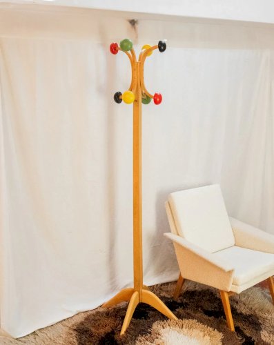 Max, le porte-manteau coloré en bois N°248