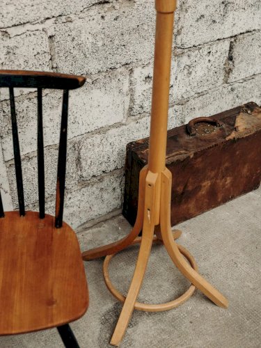 Max, le porte-manteau en bois N°46