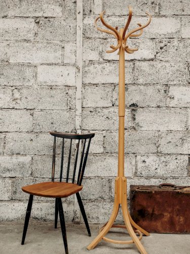 Max, le porte-manteau en bois N°46