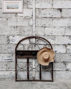 Max, le porte-manteau en rotin N°70