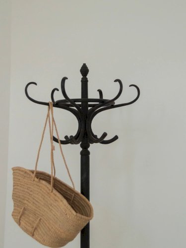 Max, le porte-manteau noir en bois N°199