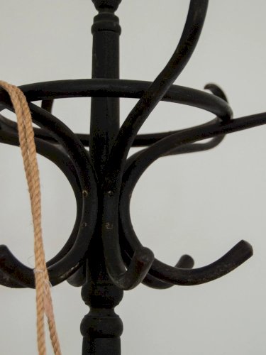 Max, le porte-manteau noir en bois N°199