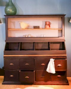 Maximilien, le grand vaisselier noir en bois N°25