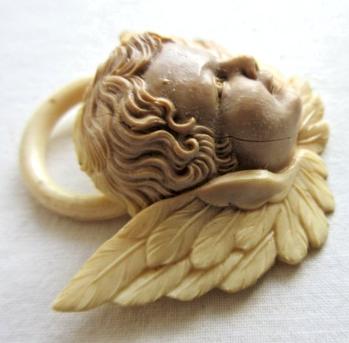 Médaille de berceau Art Déco, bakélite beige: Angelot  de baptême porte-bonheur