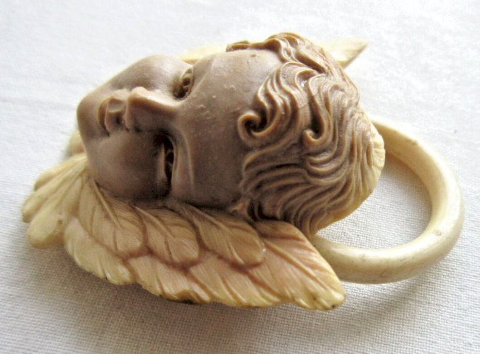 Médaille de berceau Art Déco, bakélite beige: Angelot  de baptême porte-bonheur