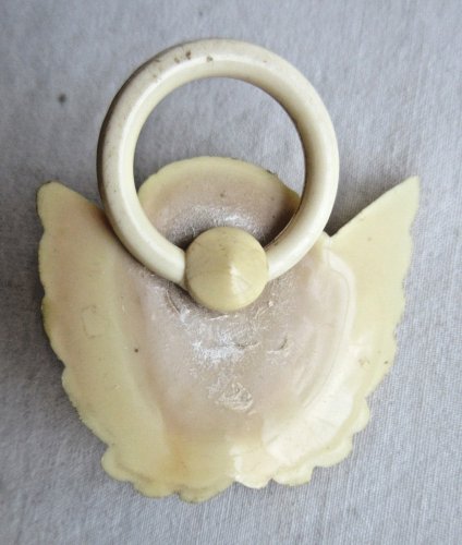Médaille de berceau Art Déco, bakélite beige: Angelot  de baptême porte-bonheur