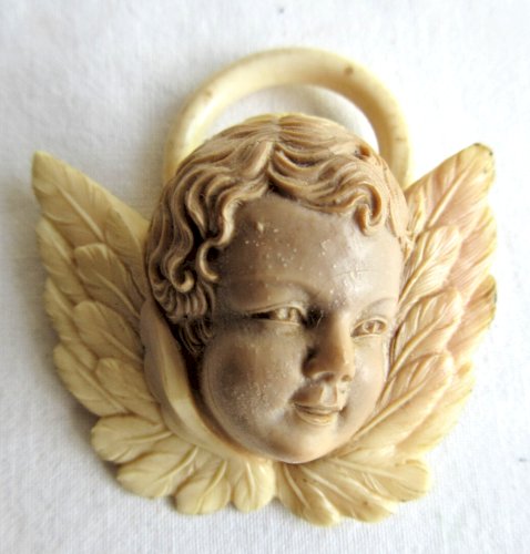 Médaille de berceau Art Déco, bakélite beige: Angelot  de baptême porte-bonheur