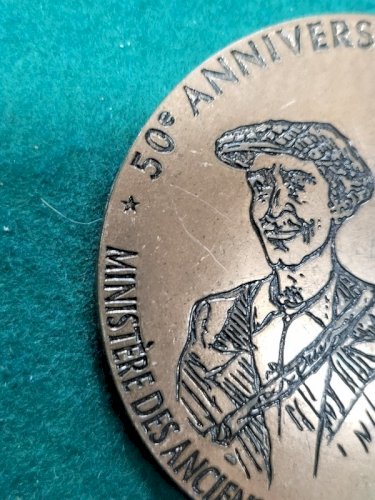 MEDAILLE DE TABLE EN BRONZE 50 EME ANNIVERSAIRE 1943-1993 N° 98