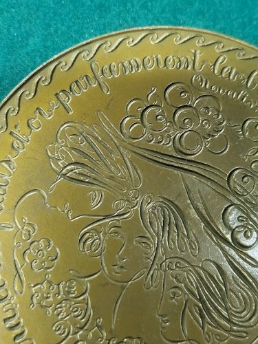 MEDAILLE DE TABLE EN BRONZE DU JARDIN DES HESPERIDES VOEUX ROMANTIQUE N° 110