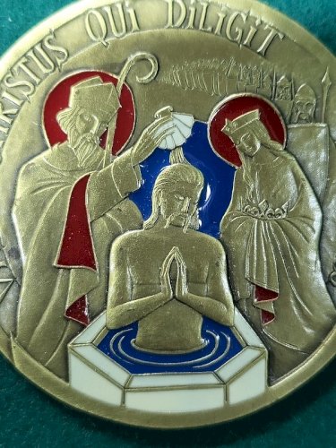 MEDAILLE DE TABLE EN BRONZE EMAILLE BAPTEME DE CLOVIS N° 104