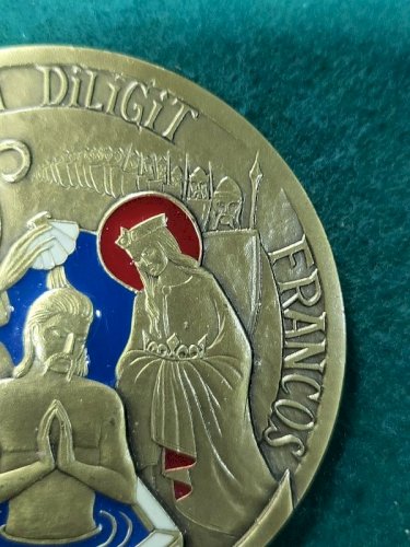 MEDAILLE DE TABLE EN BRONZE EMAILLE BAPTEME DE CLOVIS N° 104