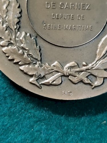 MEDAILLE DE TABLE EN BRONZE OFFERTE PAR OLIVIER DE SARNEZ N°158