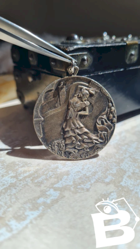 Médaille dune danseuse de flamenco en métal argenté  - médaille ancienne souvenir espagnole