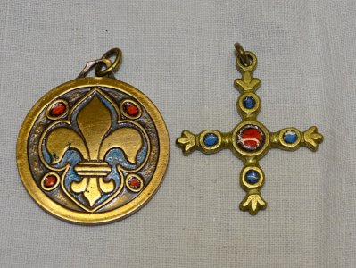 -MEDAILLE et CROIX  EMAUX DOMINIQUE PIECHAUD BIJOUX ANCIENS COLLECTION   D