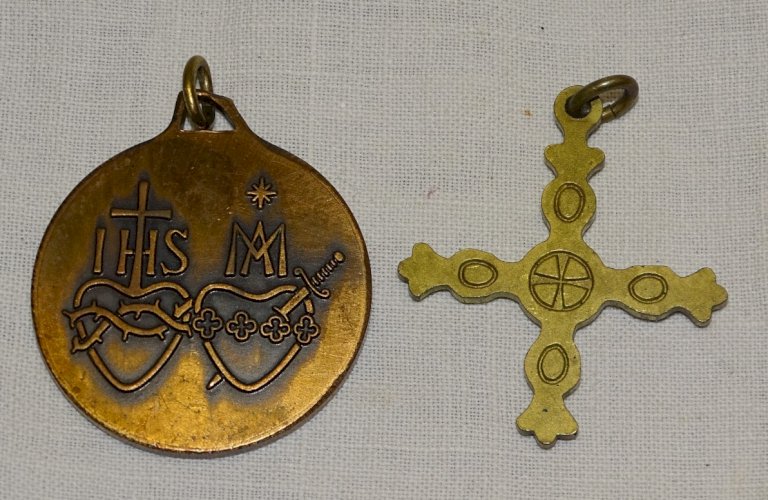 -MEDAILLE et CROIX  EMAUX DOMINIQUE PIECHAUD BIJOUX ANCIENS COLLECTION   D