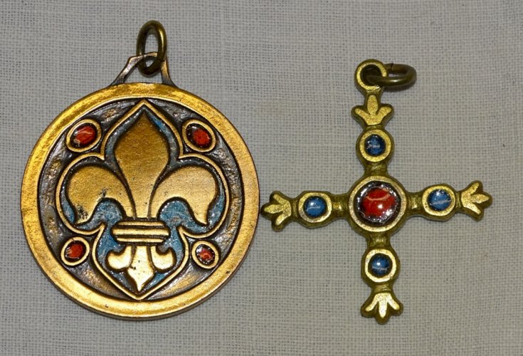 -MEDAILLE et CROIX  EMAUX DOMINIQUE PIECHAUD BIJOUX ANCIENS COLLECTION   D