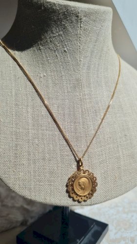 Médaille  religieuse et collier plaqué or