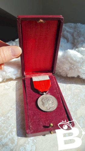 Médaille république française Honneur- travail dans sa boite