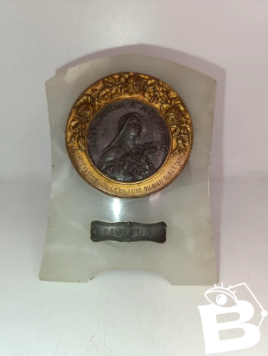 medaille sur plaque onyx sainte therese de lisieux en bon etat