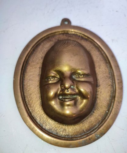 Medaillon ancien en bronze enfant qui rit en bon etat( made in chiner )