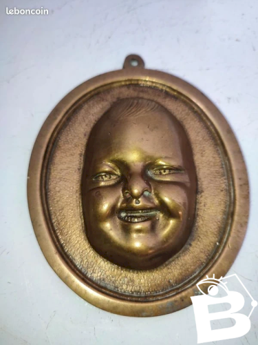 medaillon ancien en bronze enfant qui rit en bon etat