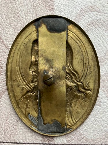 medaillon ancien en laiton repoussé Christ signé Oscar Ruffany 9,5x7,5 cm