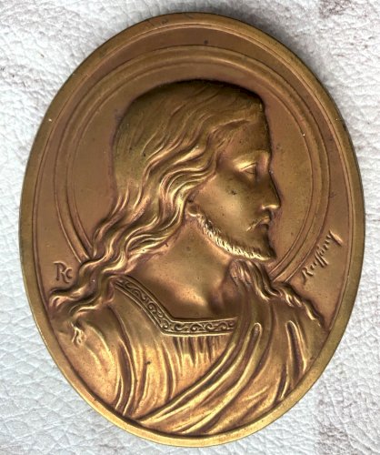 medaillon ancien en laiton repoussé Christ signé Oscar Ruffany 9,5x7,5 cm