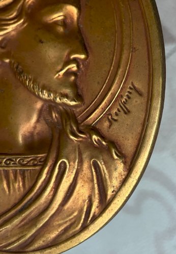 medaillon ancien en laiton repoussé Christ signé Oscar Ruffany 9,5x7,5 cm