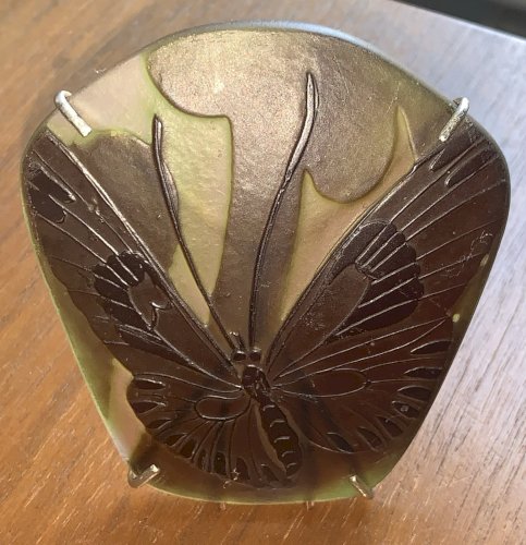 médaillon au papillon art nouveau en verre multicouche Gallé Daum Sneider