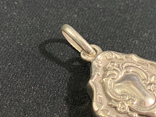 Médaillon de forme violonée de style Louis XV en argent massif fin XIXe