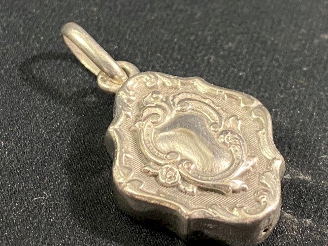 Médaillon de forme violonée de style Louis XV en argent massif fin XIXe