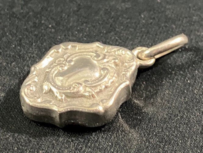 Médaillon de forme violonée de style Louis XV en argent massif fin XIXe