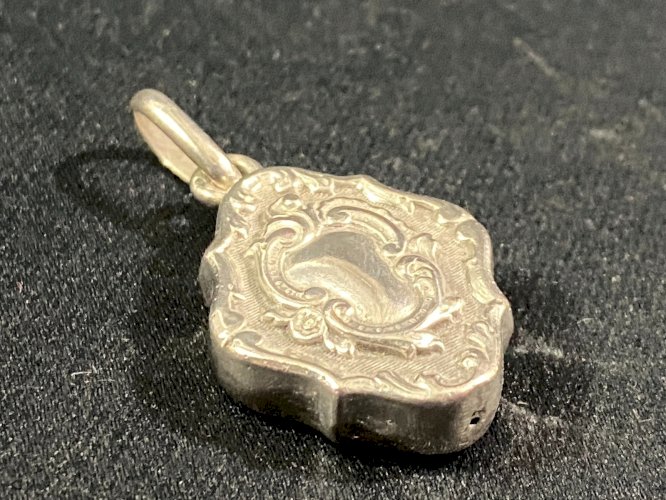 Médaillon de forme violonée de style Louis XV en argent massif fin XIXe