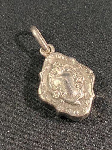 Médaillon de forme violonée de style Louis XV en argent massif fin XIXe