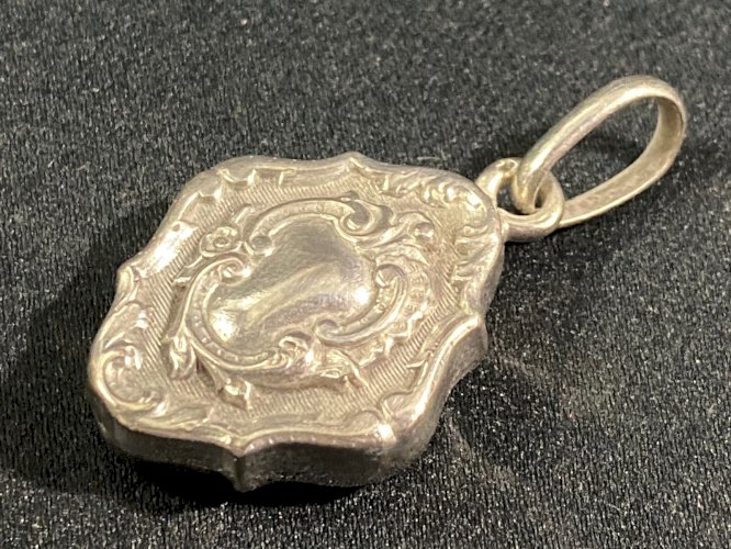 Médaillon de forme violonée de style Louis XV en argent massif fin XIXe