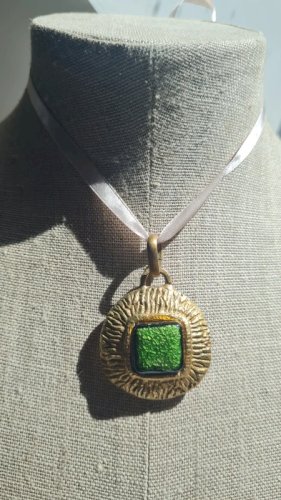 Médaillon du designer français Willy en bronze et émail vert années 50