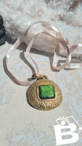 Médaillon du designer français Willy en bronze et émail vert années 50