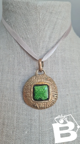 Médaillon du designer français Willy en bronze et émail vert années 50