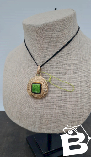 Médaillon du designer français Willy enbronze et émail vert années 50
