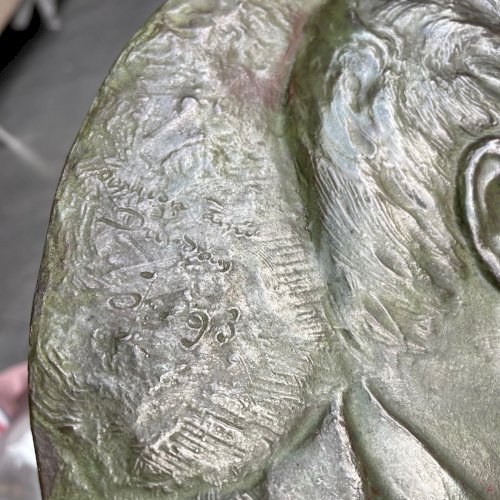 Médaillon en bronze XIXe patine verte représentant un homme en costume M3744