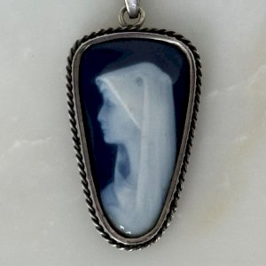 Médaillon en porcelaine représentant la Vierge 1930 avec sa chaîne M3999