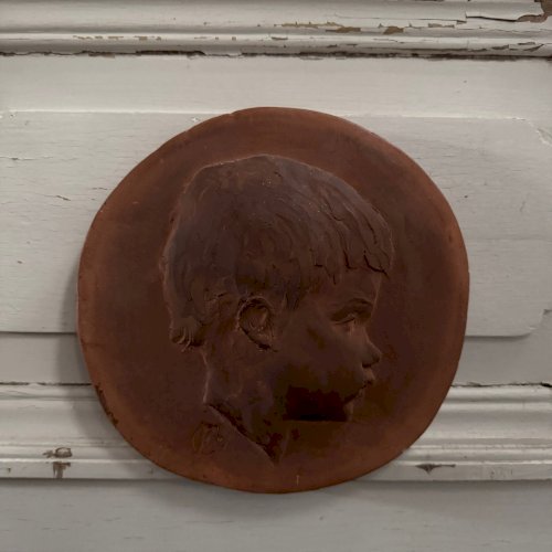 Médaillon en terre cuite par Charles Filleul profil de jeune enfant XXe M3544
