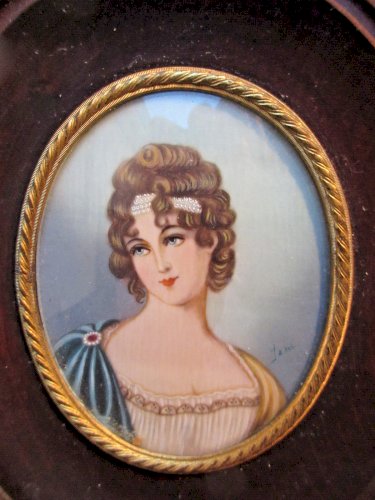 Médaillon ovale dans cadre acajou, peinture d'une Elégante signée YAN