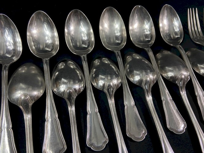 Ménagère 12 grandes cuillères fourchettes petites cuillères métal argenté ERCUIS