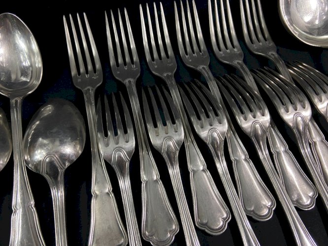 Ménagère 12 grandes cuillères fourchettes petites cuillères métal argenté ERCUIS