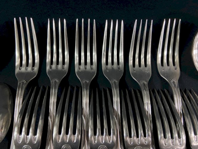 Ménagère 12 grandes cuillères fourchettes petites cuillères métal argenté ERCUIS