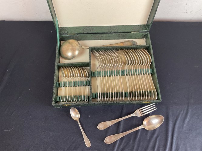 Ménagère 37 pièces ERCUIS modèle art nouveau métal argenté