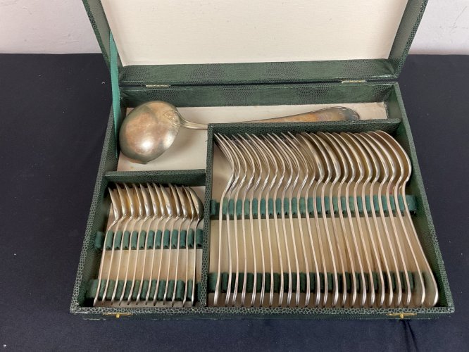 Ménagère 37 pièces ERCUIS modèle art nouveau métal argenté