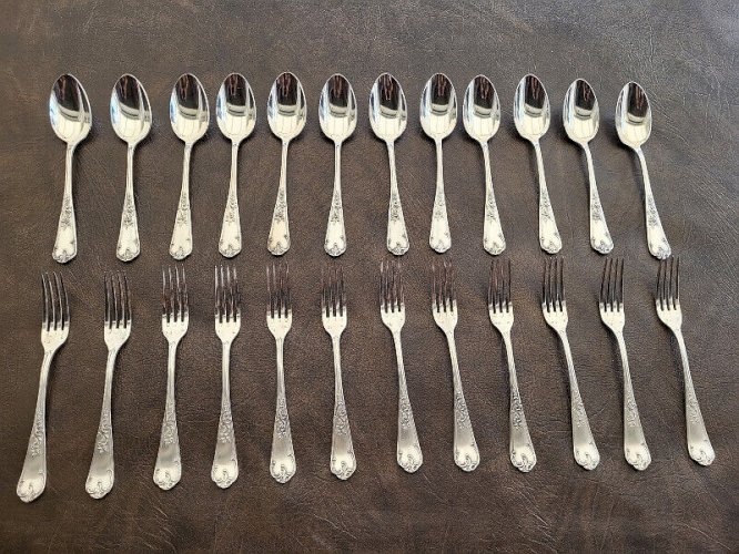 MENAGERE DE 24 PIECES METAL BLANC 84 LOUIS XV