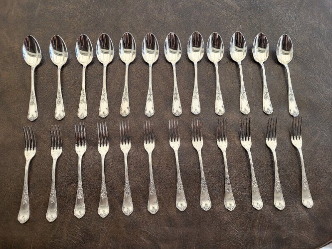 MENAGERE DE 24 PIECES METAL BLANC 84 LOUIS XV